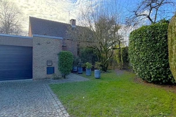 Maison semi plain-pied 3 chambres, bureau, garage, parking et jardin
