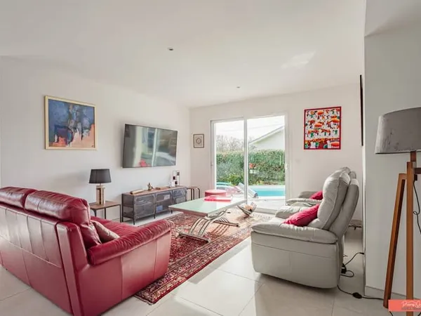 Maison contemporaine de plain-pied de 132 m² avec piscine - DPE