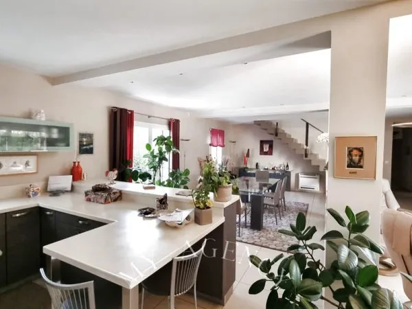 Villa familiale contemporaine avec piscine à Caux - *** Excl