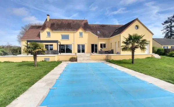 Villa de 325 m² avec piscine au coeur du Perche