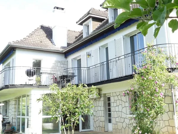 Maison située dans un quartier calme, profitant d'une vue ag
