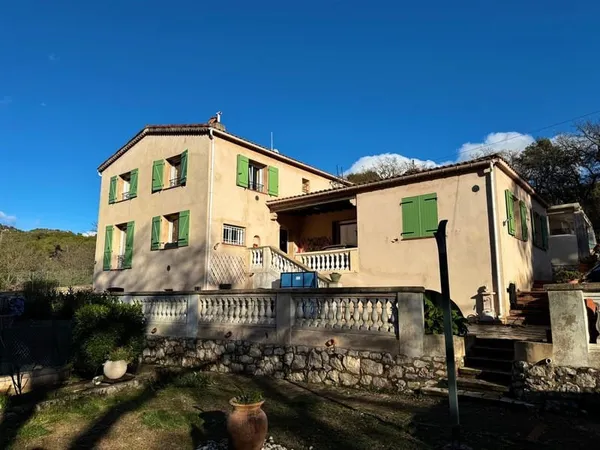 Magnifique villa de 220m2 à Laghet avec piscine, garage, terrain de basket, terrain 1700m2