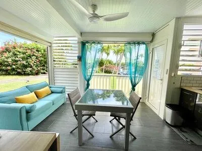 ANSE DES ROCHERS : 1/4 DE VILLA RENOVE MEUBLE AVEC CITERNE A