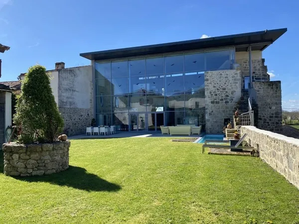 Ruine de Château Médiéval Transformée en Loft Lumineux avec