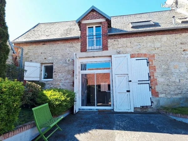 STUDIO 30M2 meublé 10 mn laon Parking privié