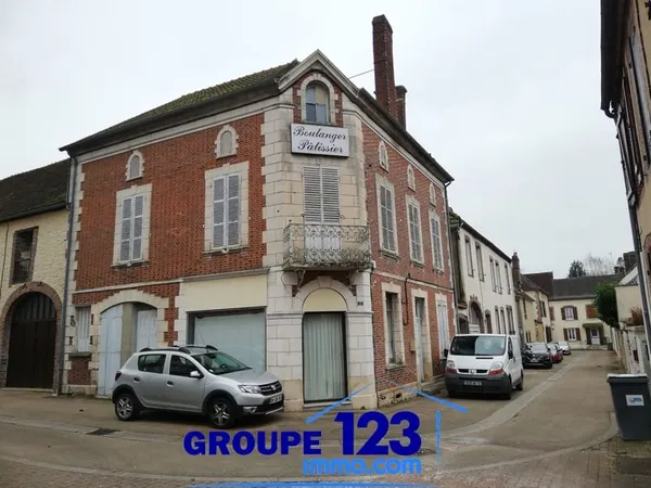 Maison d'habitation de ville et local commercial.
