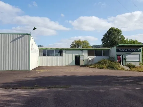 Local professionnel de 610 m2 proche Route Nationale 79