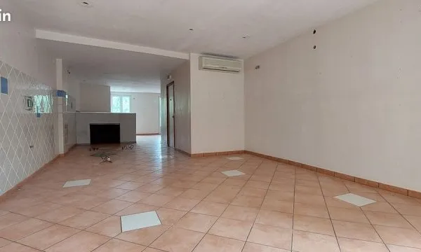 Bureau 61 m²