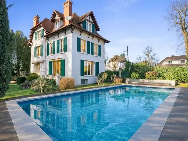 Villa 7 pièces 230 m²