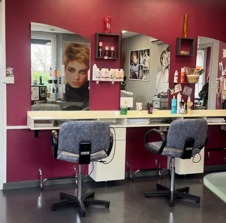 Salon de coiffure à vendre - Emplacement idéal, clientèle fidèle depuis 24 ans - Départ à la retrait