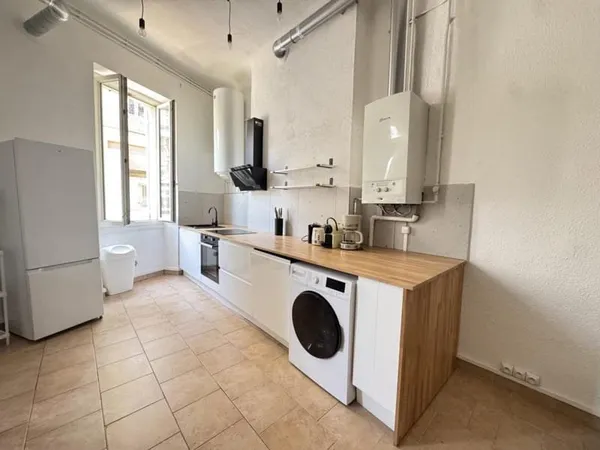 Type 5 meublé entièrement rénové avec quatre belles chambres