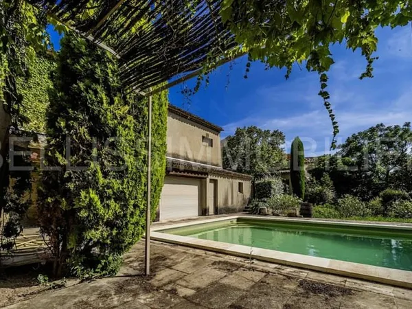 Propriété arborée avec dépendance locative et piscine au coeu