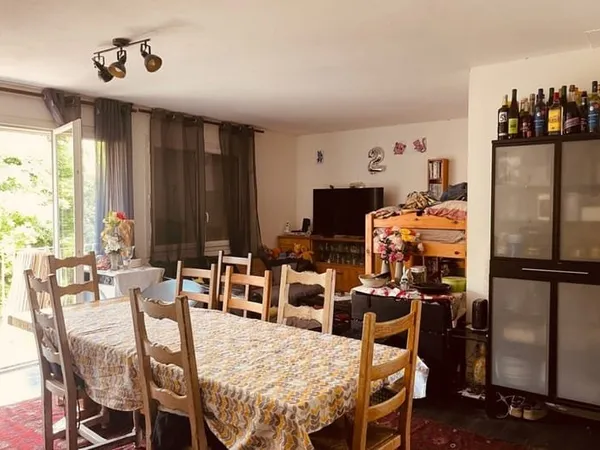 IDÉAL POUR VIVRE À L'ANNÉE APPARTEMENT DE 3 PIÈCES DE 68 M² À RÉNOVER 3e ET DERNIER ÉTAGE