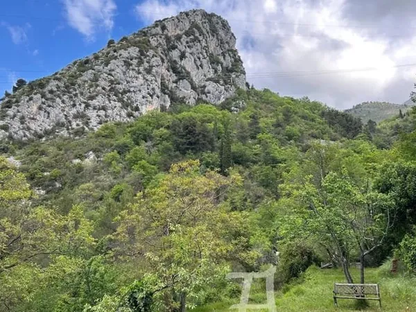 CASTELLAR : Terrain Agricole avec Bergerie