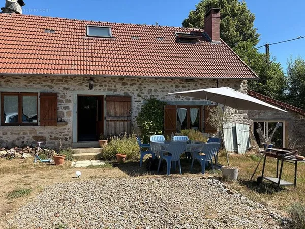 Maison en pierre et jardin attenant