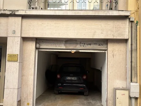 Double garage fermé avec atelier attenant