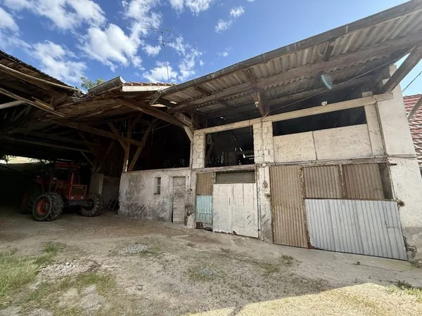 Maison de village avec grange et dépendances