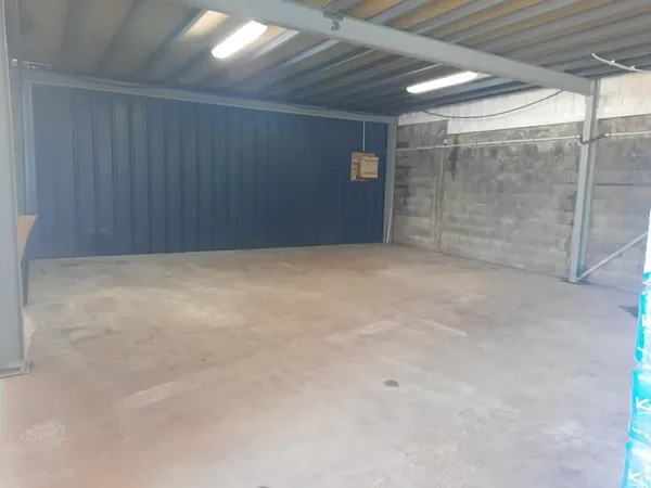 À louer - Dépôt 80 m2 - Jarry