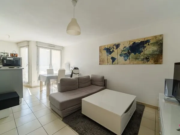 Dernier étage ! T2 récent avec balcon et parking