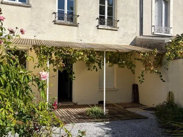 Maison de ville avec jardin et dépendance