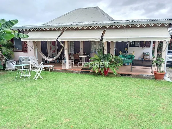 Villa t3 à Sainte Anne + 2 bungalows proche plage