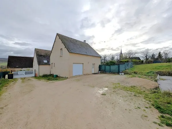 Maison secteur Champvallon à moins de 10 minutes de Joigny, 3 chambres et jardin de 1026m²