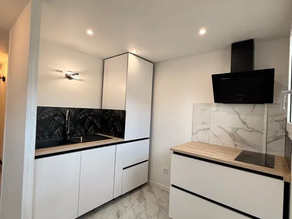 T2 MEUBLÉ 46m² - GARE À 2 MIN - DERNIER ÉTAGE - PARKING - REFAIT À NEUF