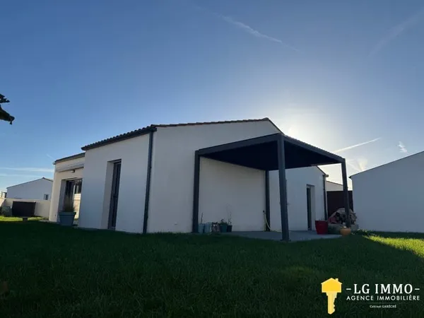Maison récente de plain-pied au milieu de son jardin clos av
