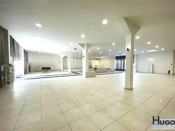 Bordeaux lac- rocade sortie 4- proche tram c- stade atlantique- local commercial: 1 lot 950m² + exté