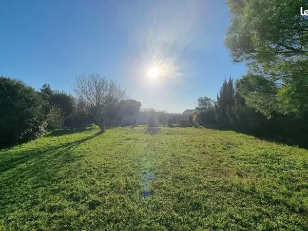 A vendre : beau terrain constructible de 558 m²