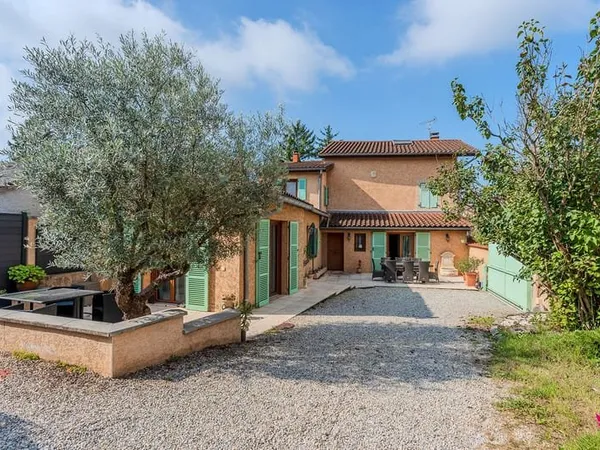 Maison spacieuse à vendre à JONS avec piscine.