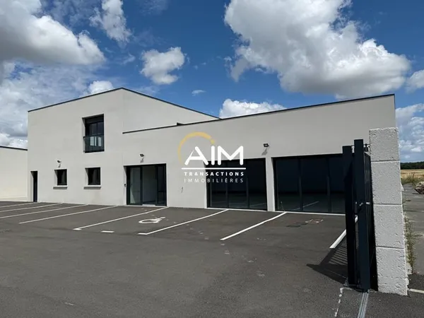 Local d'activité neuf à vendre à AMBOISE - 381 m² avec parkings et garage