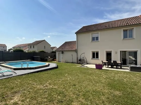 Très belle maison mitoyenne avec piscine et jardin clos 1