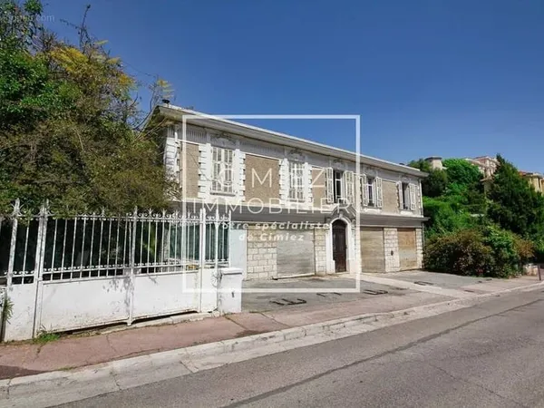 Maison 10 pièces 245 m²