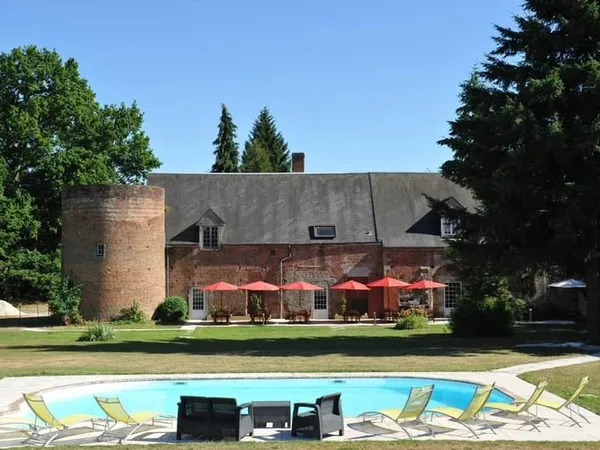 Demeure de 476m2 10 chambres avec piscine, dépendances et grand terrain à Vitry-aux-Loges