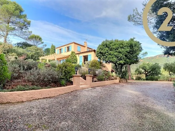 Exclusivité ROQUEBRUNE SUR ARGENS Villa 5 pièces avec piscin