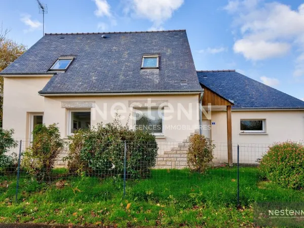A VENDRE : Maison avec vie de plain pied, sur un terrain entièrement constructible, à 3 minutes du c