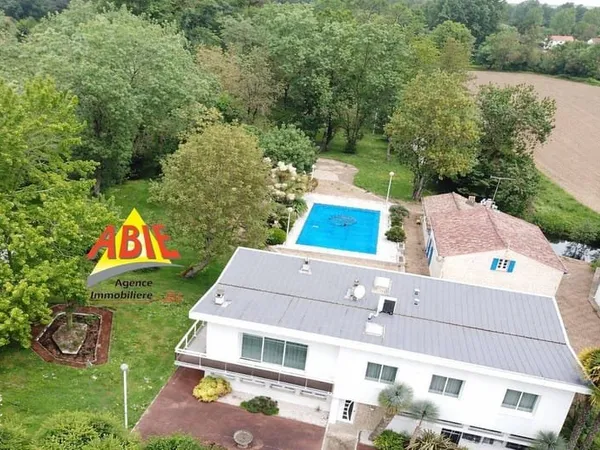 Maison 7 pièces 284 m²