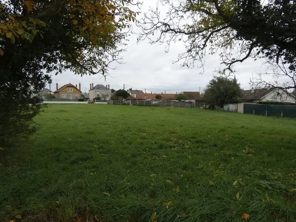 Terrain constructible viabilisé dans le centre-ville d'OUZOUER