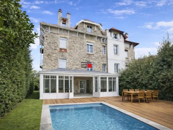 maison bourgeoise en pierre avec jardin et parkings