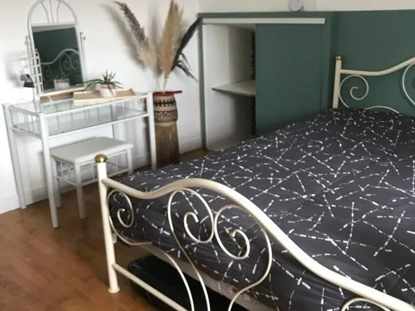 Chambre meublée