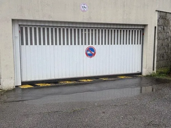 Place intérieur à louer - proche Gare SQY Montigny
