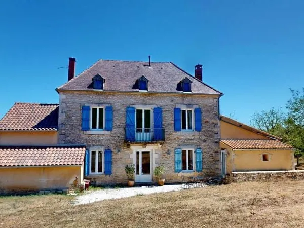 Au coeur du Périgord noir, charmante maison en pierre rénovée avec piscine.