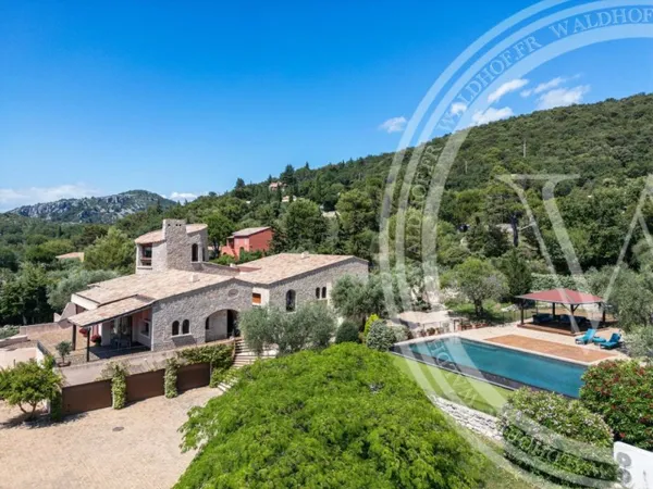 Majestueux domaine provençal de 600m² avec vue panoramique sur l