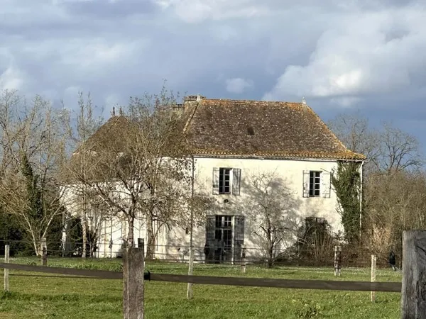 Superbe propriété équestre avec Maison de Maître, deux annexes, trois écuries, au milieu de 25ha de 
