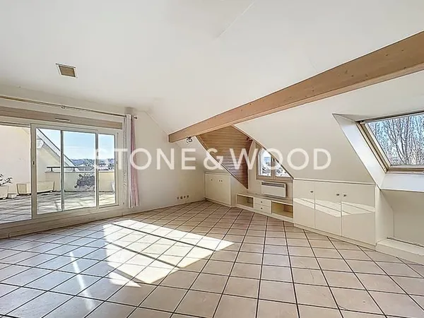 Appartement au dernier étage avec terrasse à Annecy centre