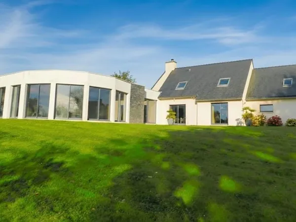 Maison avec piscine couverte