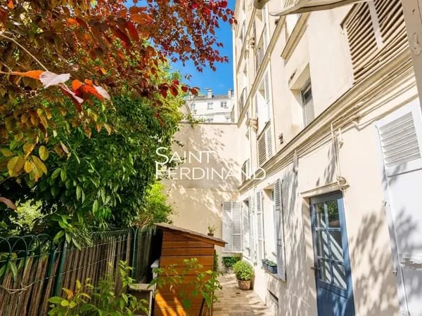 Paris 15. CAMBRONNE / LECOURBE - 2 ch. 4e étage . Tout le charme de l'ancien + cave
