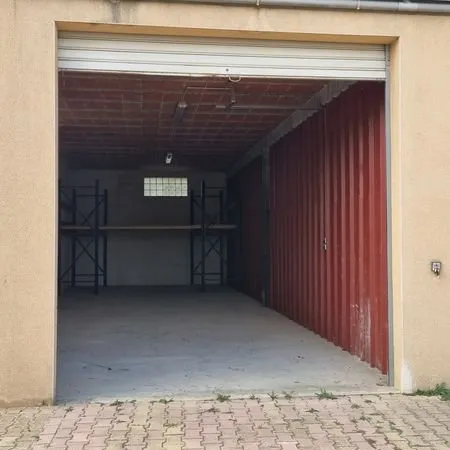 Garage fermé dans résidence sécurisée