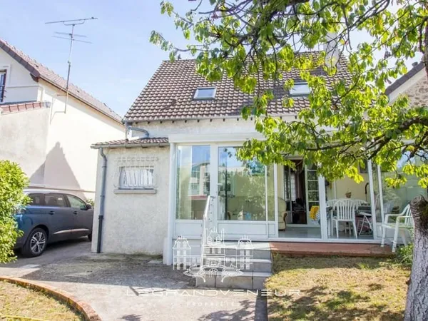 MAISON FAMILIALE AVEC JARDIN ET GARAGE